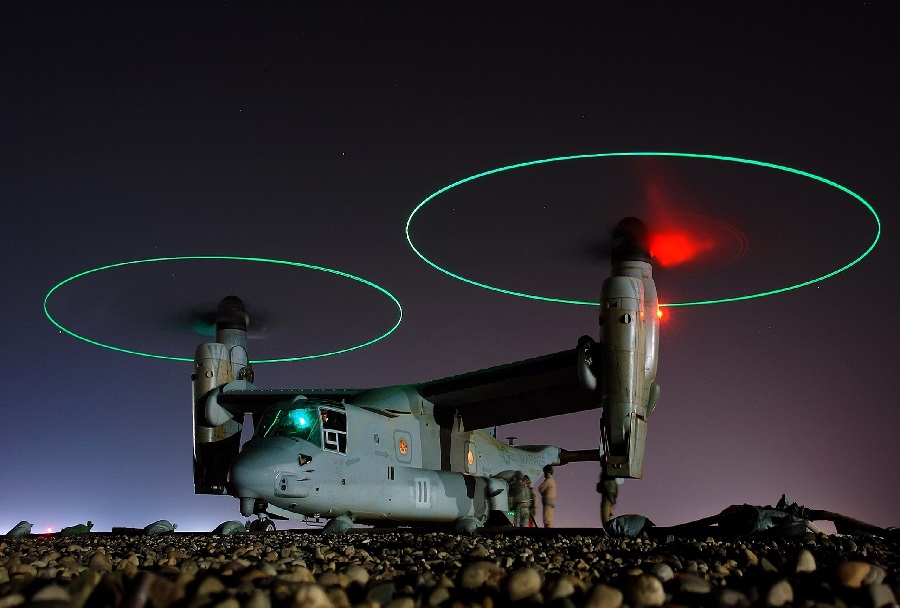 Konvertiplan V-22 osprey med nočnim vzletom