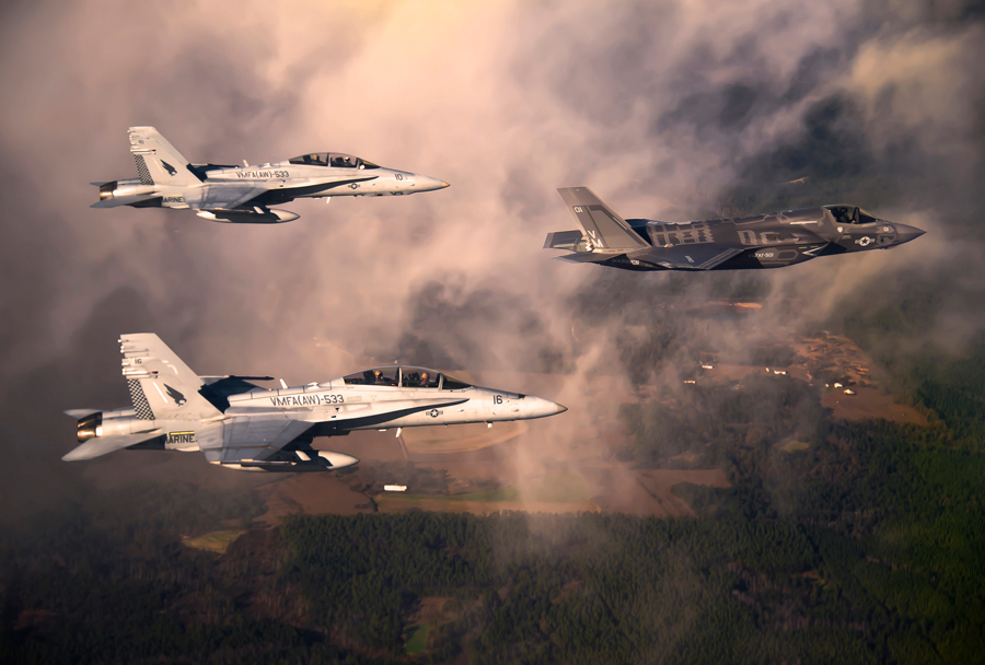 Ameriška lovca F-18 in F-35
