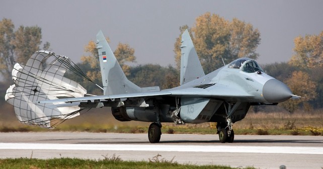Srbski lovec MiG-29 ob pristanku