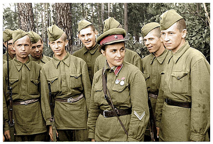 Sovjetska ostrostrelka Ljudmila Pavličenko z učenci med 2. svet. vojno