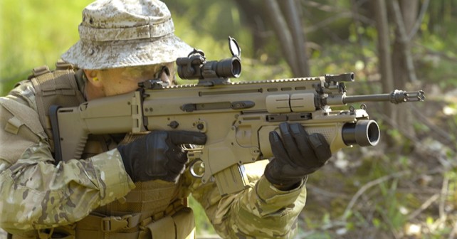 Jurišna puška FN SCAR z bombometom FN 40GL