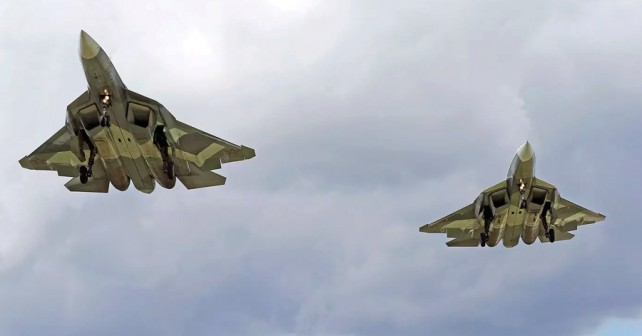 Par ruskih lovcev Su-57 PAK-FA