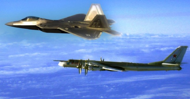 Ameriški lovec F-22 in ruski bombnik Tu-95