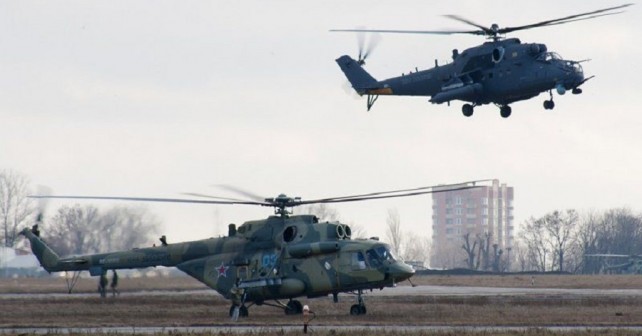 Helikopterja Mi-17 in Mi-35 v ozadju