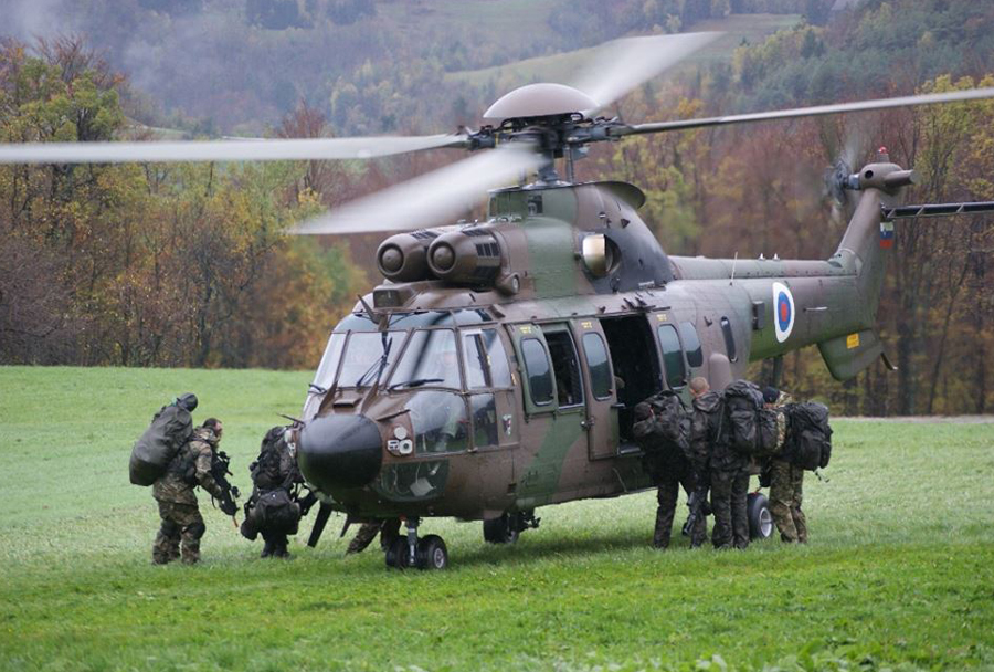 20. pehotni polk Slovenske vojske ob helikopterju cougar