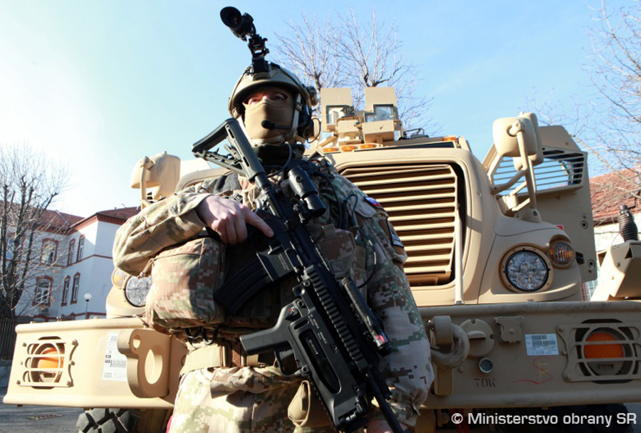Slovaški vojak pred novim vozilom MRAP Navistar
