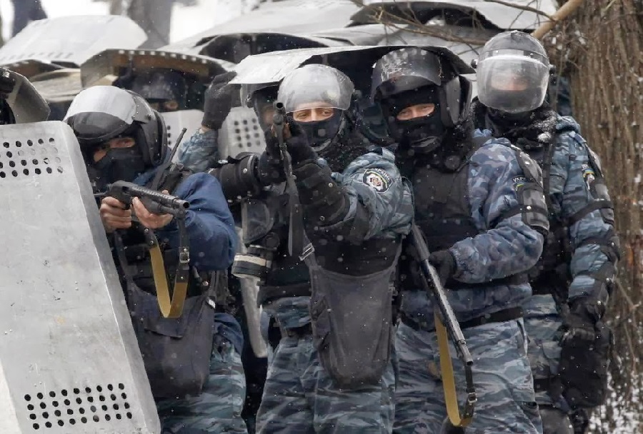 Pripadniki specialne policijske enote berkut med protesti v Ukrajini