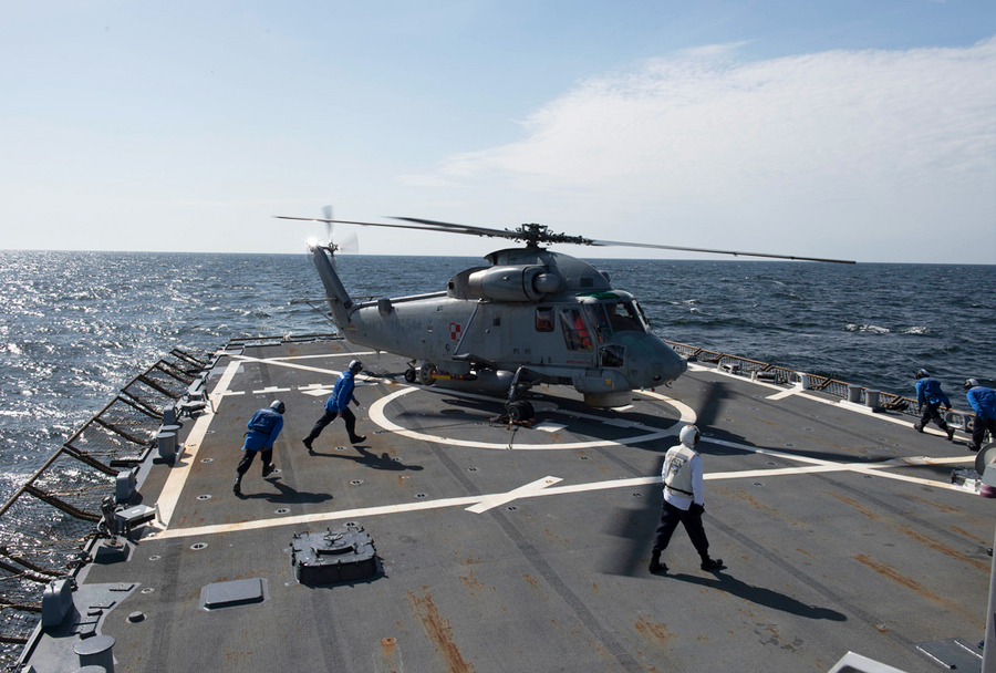 Poljski helikopter SH-2G na krovu rušilca USS-Donald Cook